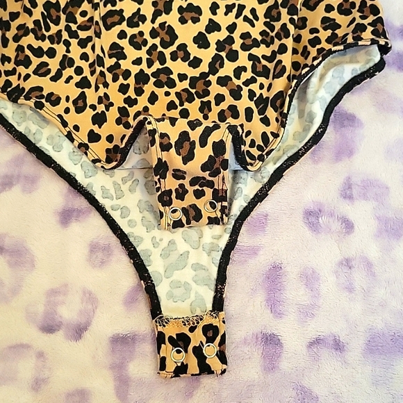 Cheetah printed bodysuit - Picture 2 of 3